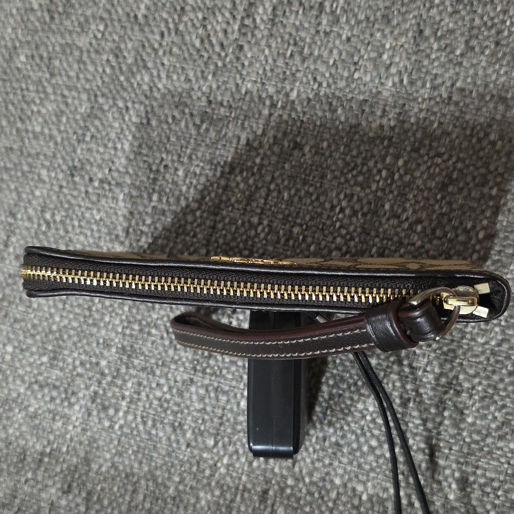 NWT Coach Outline Signature Corner Zip Wristlet - Picture 10 of 16